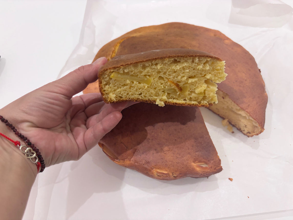 Приготовила вчера любимую шарлотку мужа