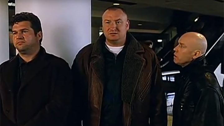 Павел Шолянский в роли украинского мафиози (в центре). Кадр из к/ф "Брат-2" (2000). Режиссёр Алексей Балабанов, кинокомпания СТВ