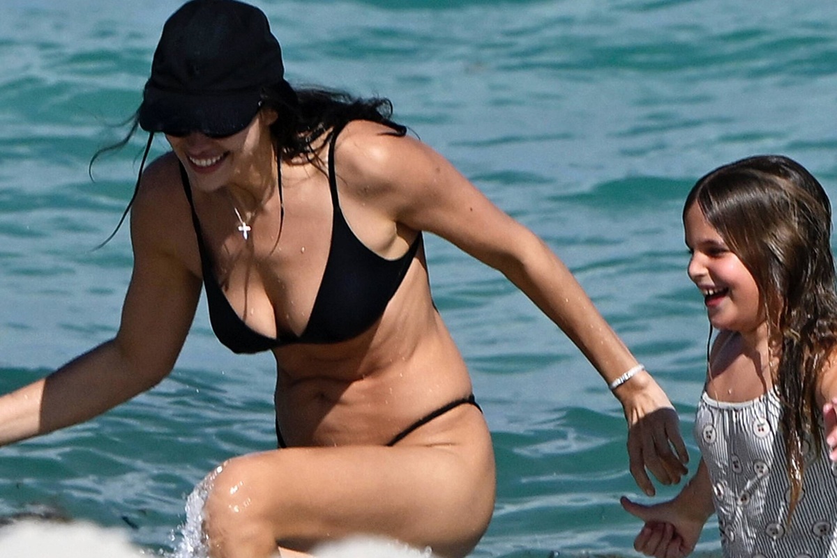     10 откровенных фото - Ирина Шейк в бикини появилась на пляже вместе с дочерью
