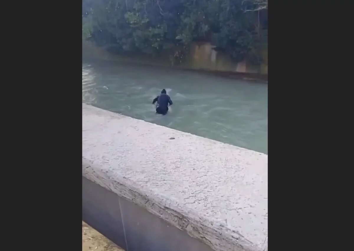    В Дагомысе пьяный мужчина пытался пересечь реку по трубе