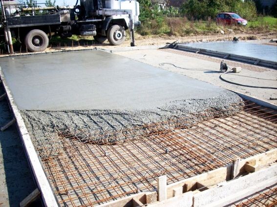 Заливаем бетон в плиту
