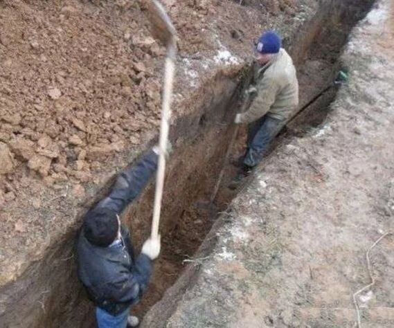 Копаем траншею для глуьокой ленты. Вообще-то такие траншеи копаются механическими средствами, но наши люди часто применяют более дешёвую мкскульную силу
