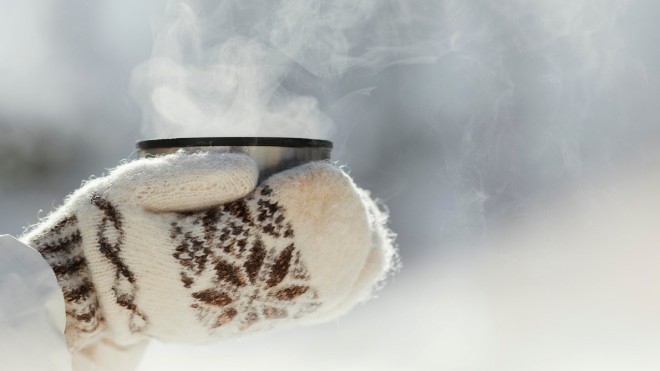 Фото: https://ru.freepik.com/free-photo/close-up-hands-holding-hot-beverage_13106726.htm#