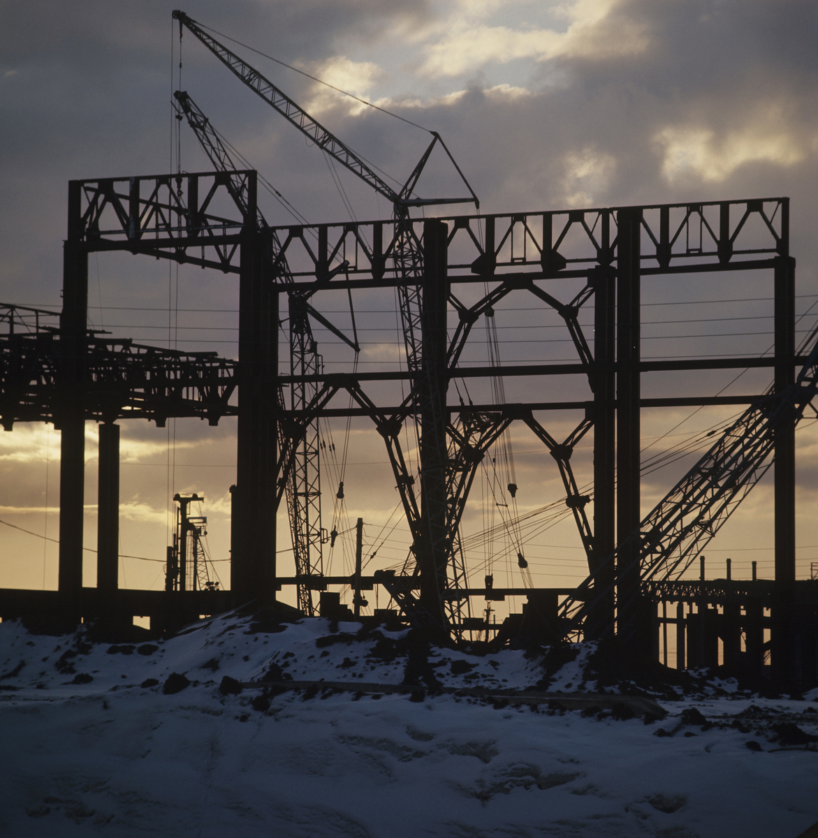    Разместить новое производство грузовых автомобилей власти СССР решили в городе Набережные Челны. Строительство Камского автозавода началось в 1969 году. КАМАЗ стал ударной комсомольской стройкой, и в 1976-м был подписан акт о вводе в эксплуатацию первой очереди Камского комплекса автозаводов / РИА Новости / Иван Денисенко