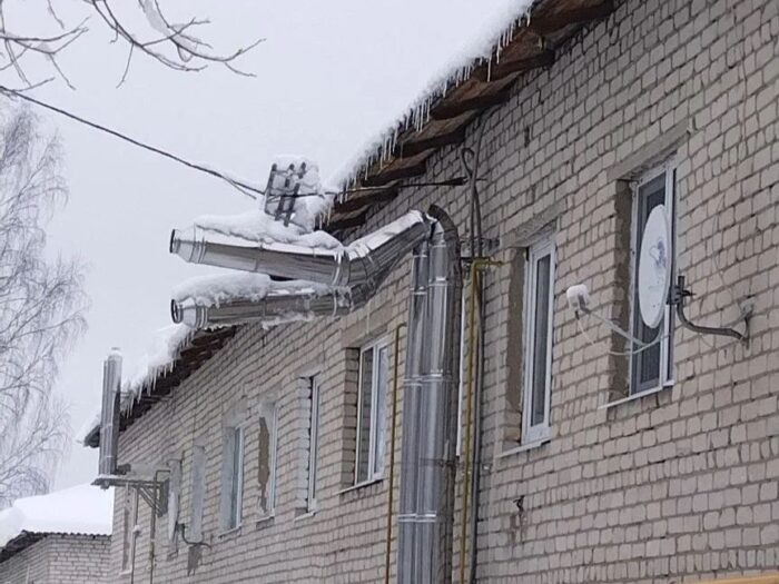Сход снега лишил дом в Сойме тепла и света