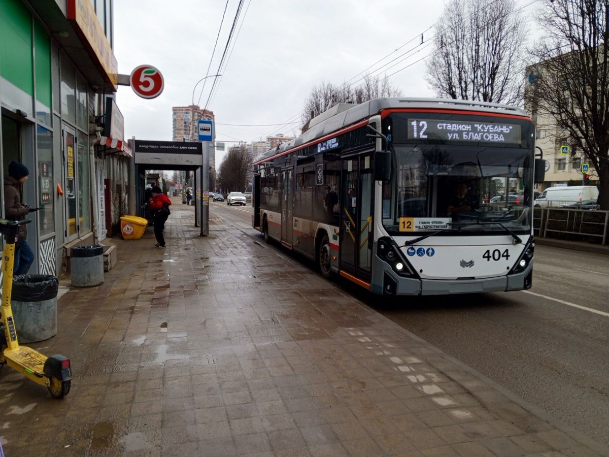 Остановка общественного транспорта в спальном районе