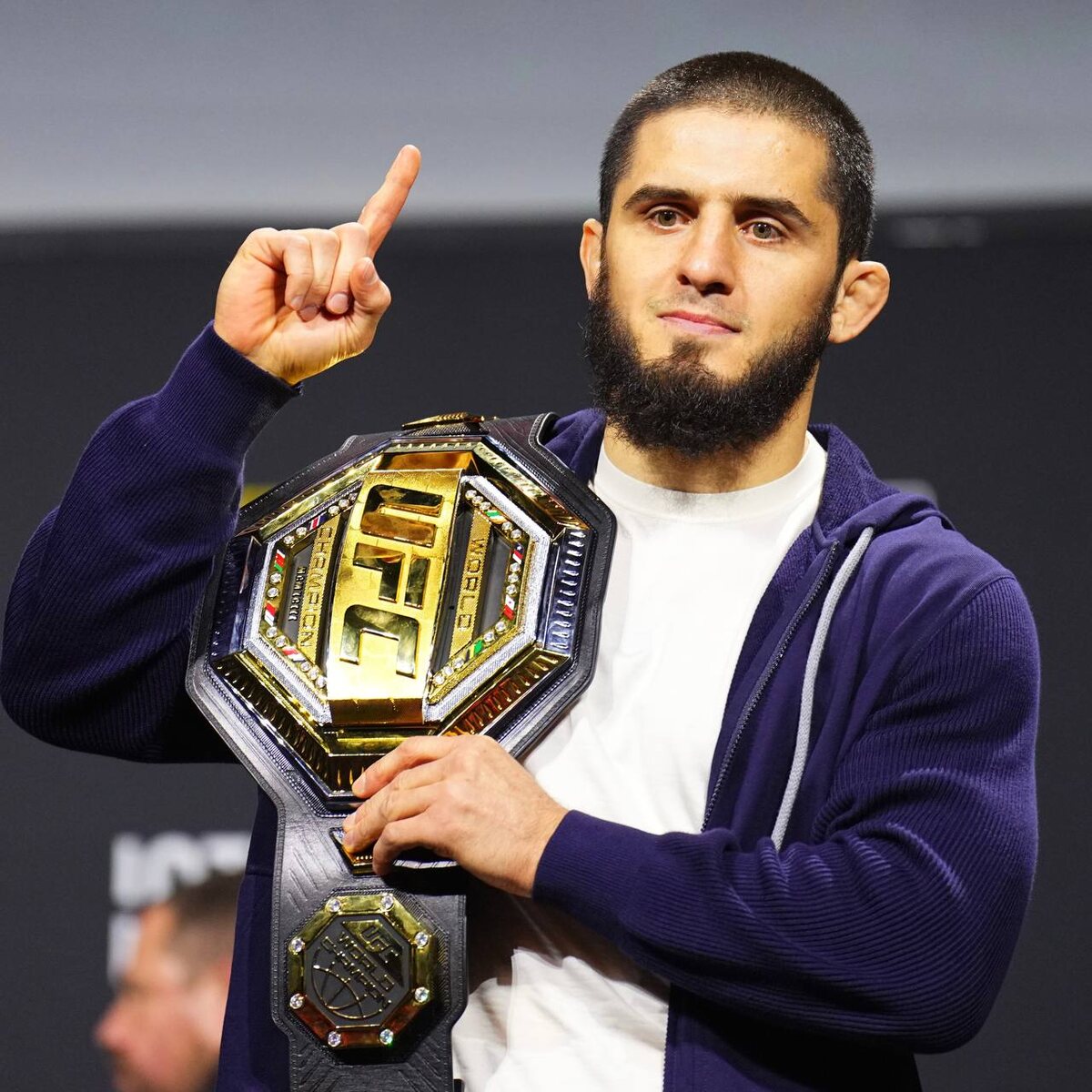 Пока неизвестно, кто станет следующим соперником Ислама Махачева, но чемпион UFC в полусреднем весе рассчитывает провести первую защиту титула на историческом турнире у Белого дома, который состоится 14 июня. 
 
💬«В полусреднем весе я начал получать удовольствие от тренировочного лагеря, от весогонки, от бойцовской недели. Теперь для меня это не проблема. Если кто-то хочет проверить – давайте сделаем это! Я сказал им, что скоро буду готов. Конечно, я хочу выступить в Белом доме, потому что это будет единственное в своем роде событие, и я хочу войти в историю. Сейчас я уже зарабатываю хорошие деньги, которых достаточно для моей семьи – у меня есть все, о чем я даже не мечтал. Я тренируюсь каждый день, все еще голоден, и все еще хочу быть чемпионом», – сказал Махачев в интервью Arena Fight TV.