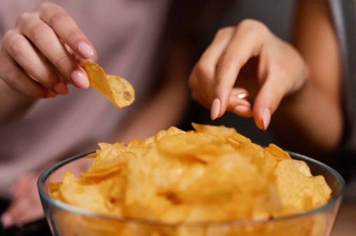    Ученые объяснили, почему после чипсов хочется есть еще больше