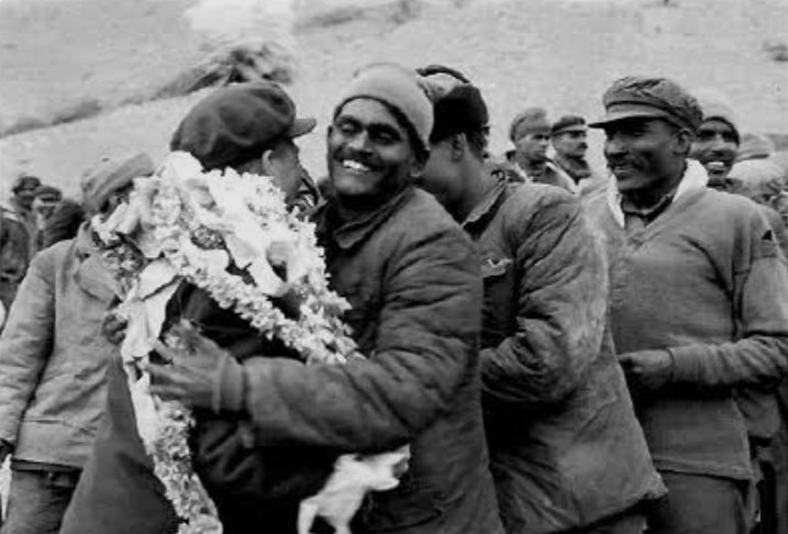 Индийские военнопленные, переодетые в теплое китайское зимнее обмундирование вместо своей рванины британского образца, трогательно прощаются перед освобождением с китайским политруком (на камеру).