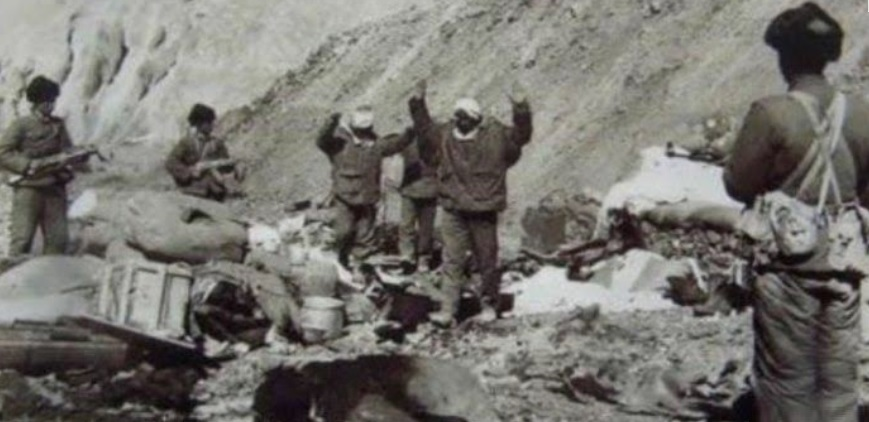 Война в Тибете 1962-го для индийского сипая: температура в блиндажах - минус 20 по Цельсию, обмундирование жидкое, паек голодный, офицеры звереют от бессилия, да еще боекомплект не подвезли - горы, дорог нету! Хочешь - не хочешь: лапки в гору и "Хинди и пекинес - бхай бхай (братья)".