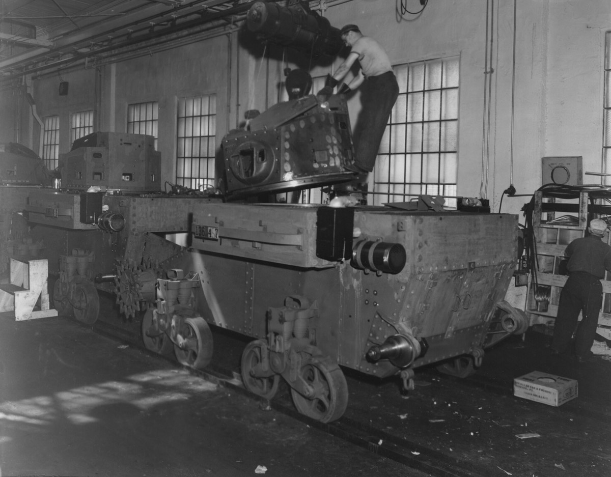 Сборка Light Tank M2A4 силами American Car & Foundry.