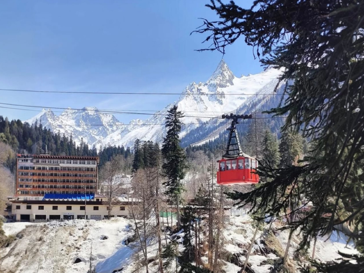 Знаменитый красный вагончик Домбая. Фото автора