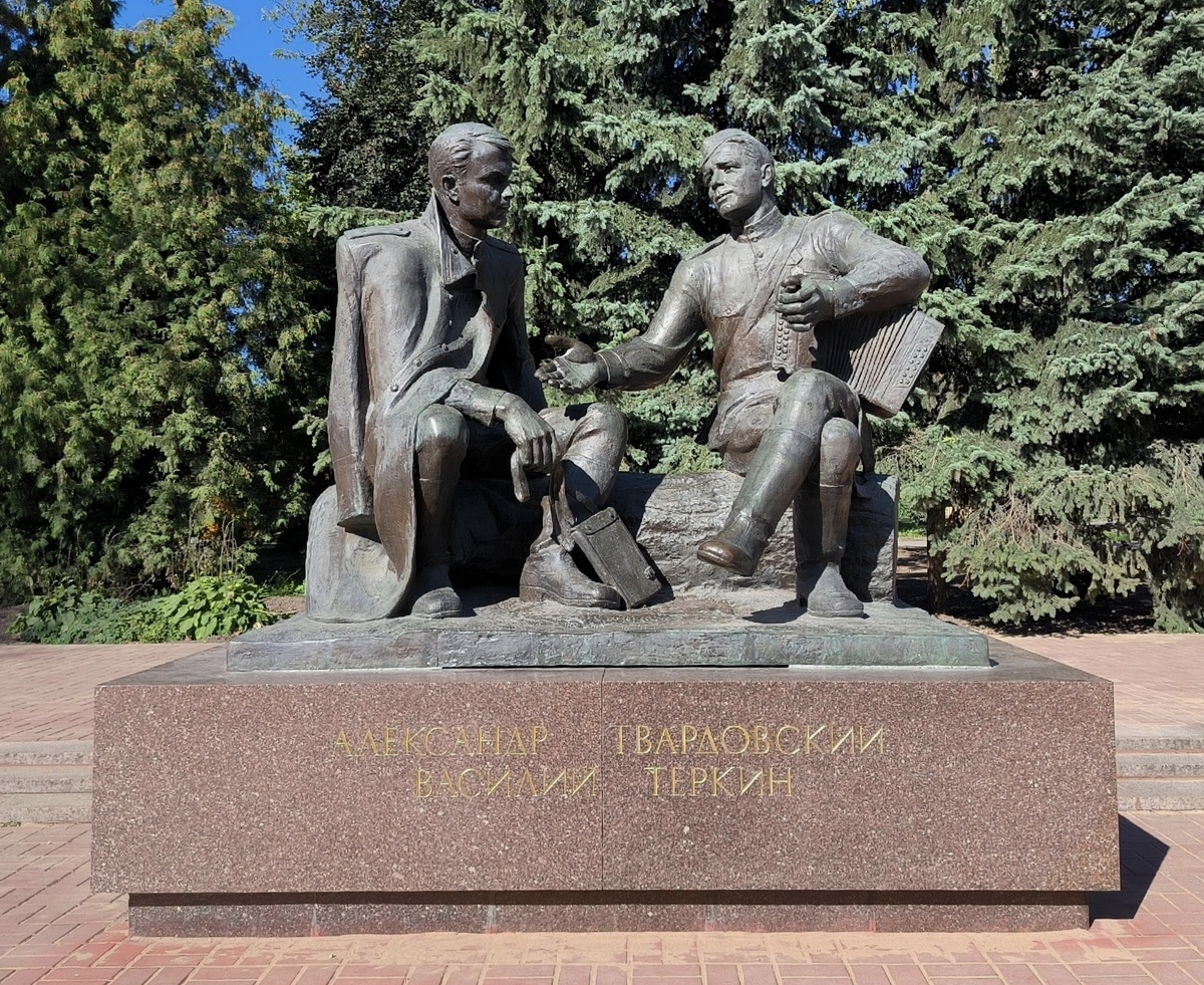 Александр Твардовский и Василий Тëркин. Памятник в Смоленске. Фото автора