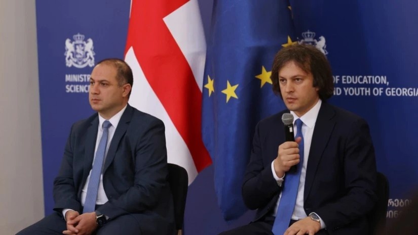 Министр образования Гиви Миканадзе и премьер Грузии Ираклий Кобахидзе.
