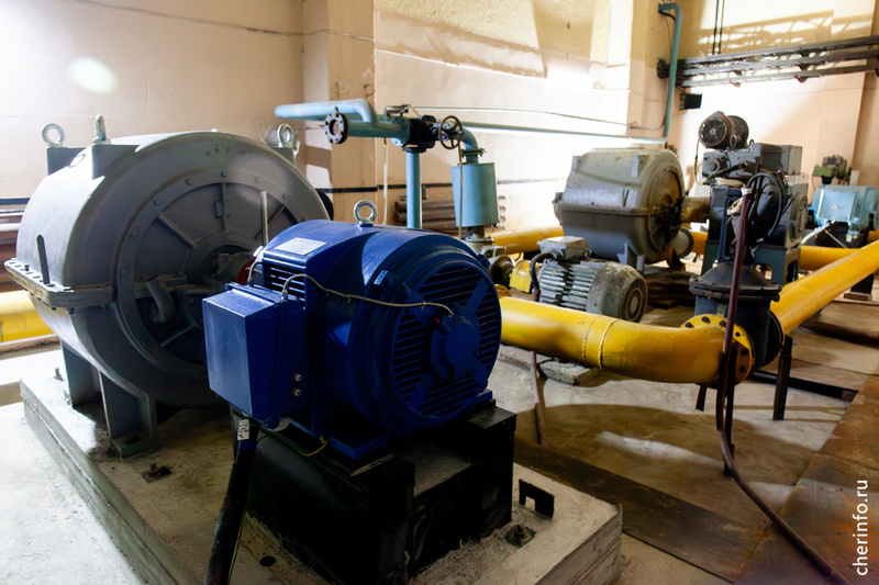    Воздуходувная машина продувает фильтры, с помощью которых очищают воду. Такие фильтры заполнены полутораметровым слоем кварцевого песка