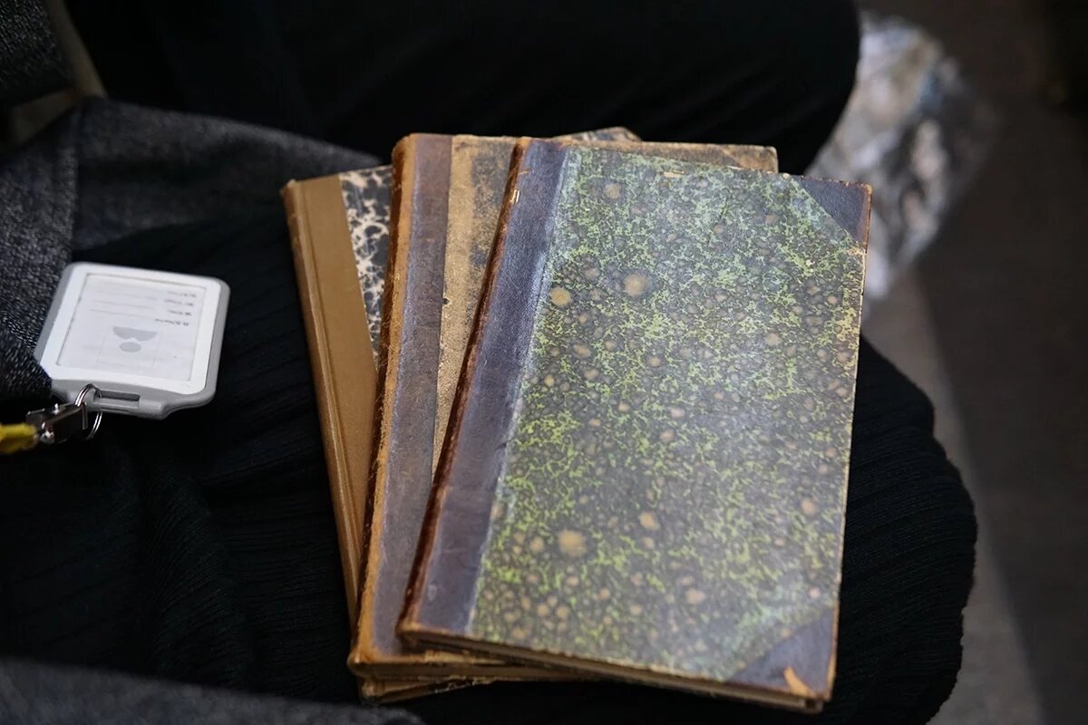    В дар музею «Михайловское» передали редкие книги из библиотеки Вревских