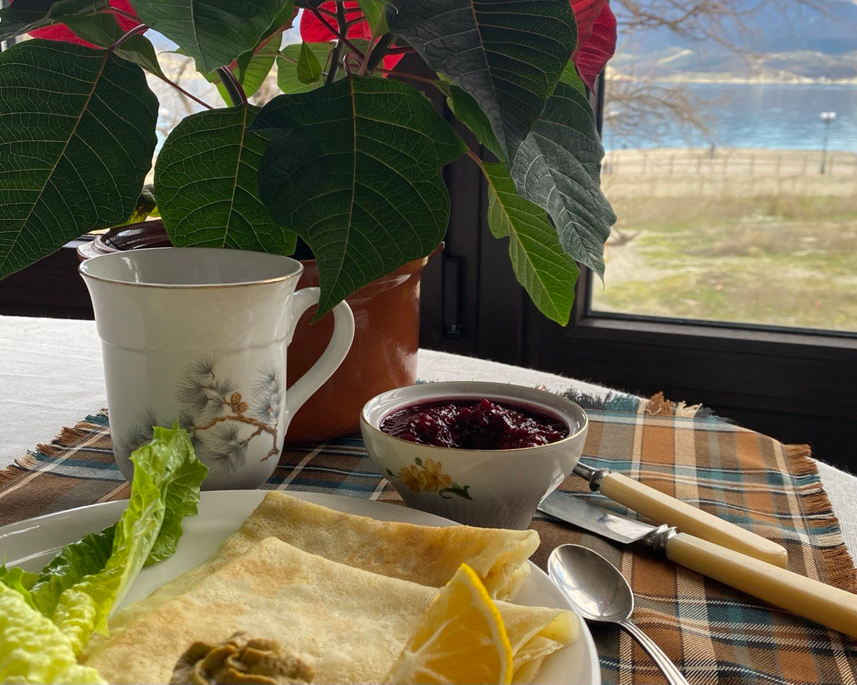 Ужин: блины с соусом из брусники, паштет из куриной печени и лист салата.