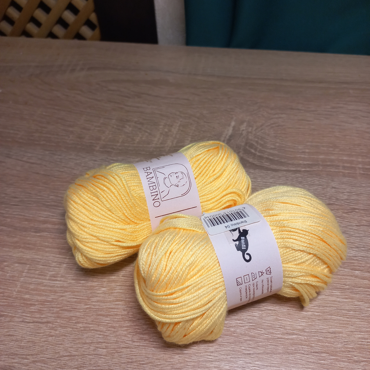 Под белым светом оттенок кажется светлее, примерно таким он был на фото продавца.