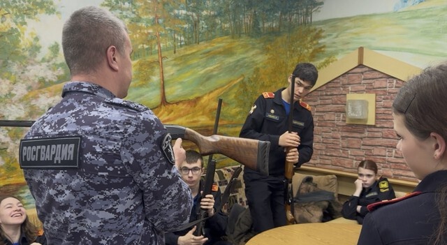Тверские росгвардейцы рассказали кадетам о своей службе