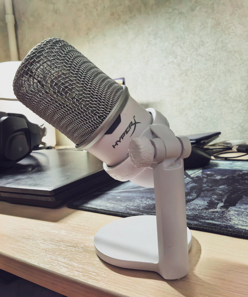 Вот этот красавчик, правда немного покусанный собаками😊