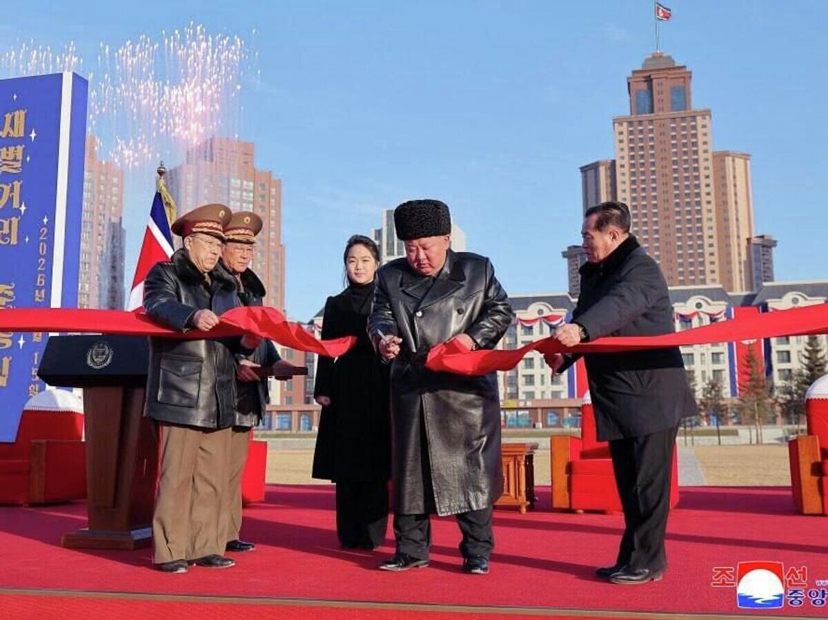   Лидер КНДР Ким Чен Ын во время торжественной церемонии открытия улицы Сэбёль, построенной в честь принимавших участие в освобождении Курской области военных КНДР | © Фото : ЦТАК