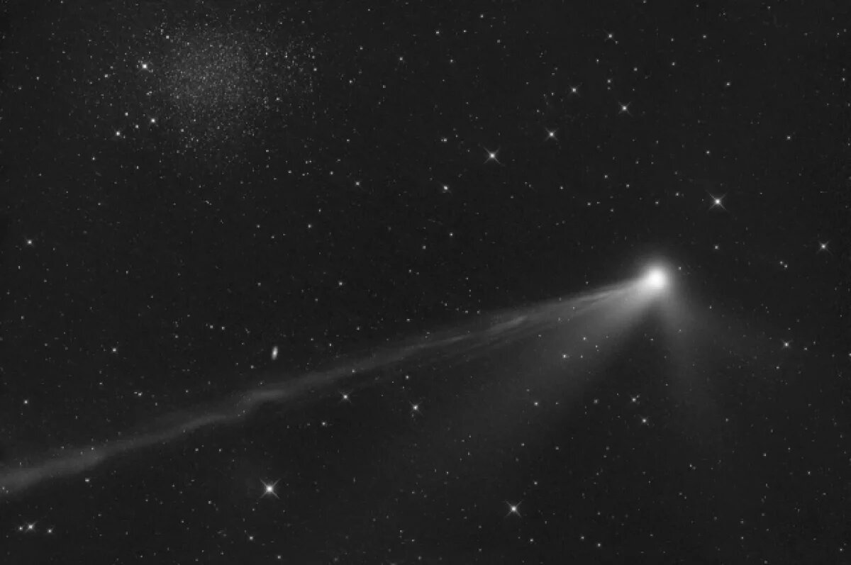    Досс показал снимок устроившей «световое шоу» кометы на День влюбленных