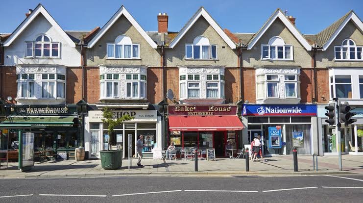 Магазины на Саутборн Гров, где был и магазинчик "Собачкам нужен уютный дом". Из свободного доступа. 