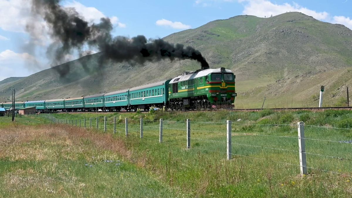 М62УМ ведёт пассажирский поезд