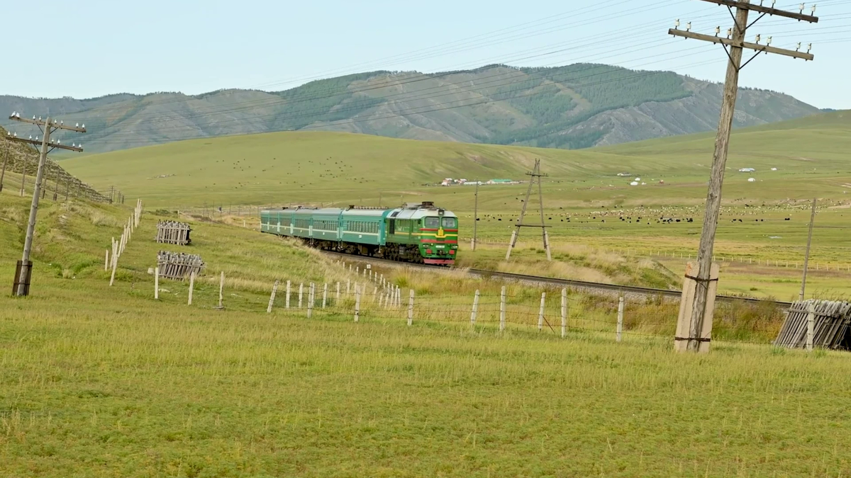 М62УМ ведёт пассажирский поезд