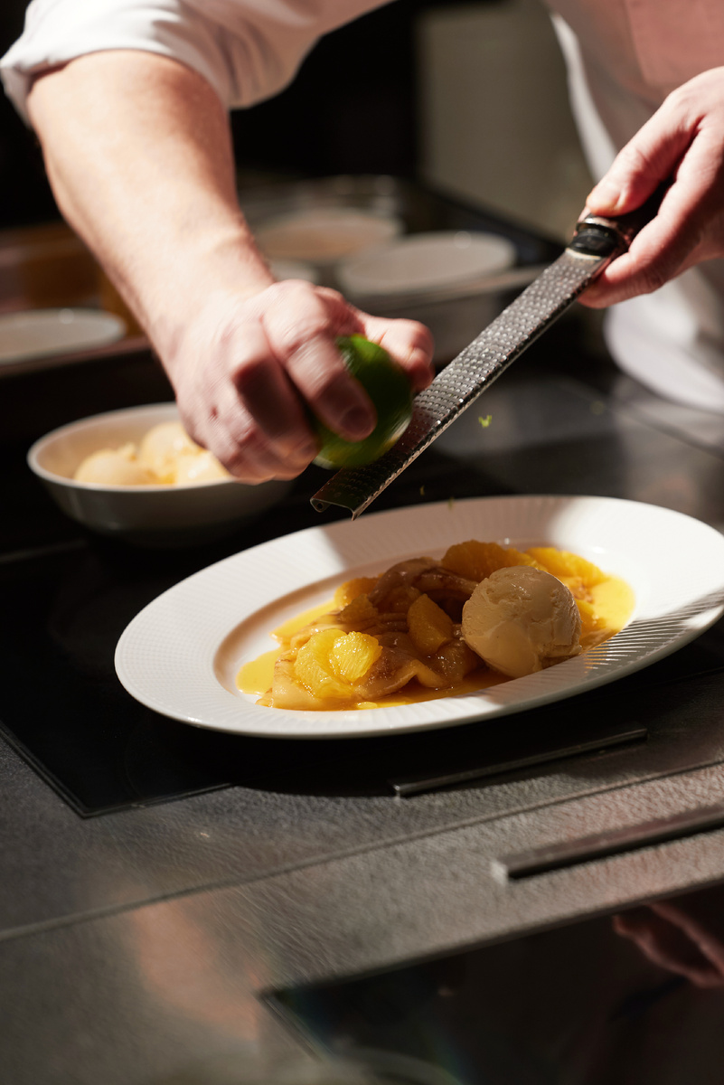 Горячая шеф-станция с блинами на завтраках в ресторане OVO