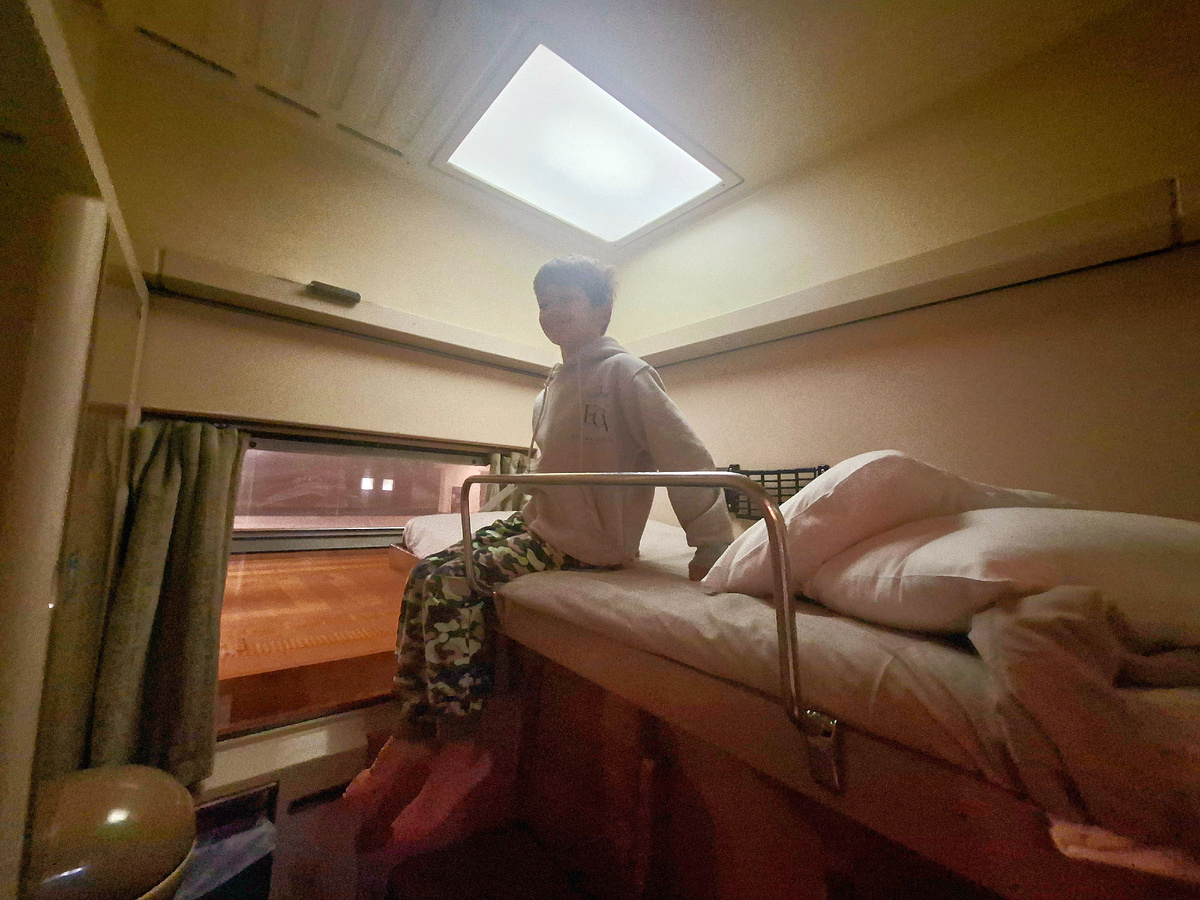 Сын на верхней полке в купейном (или СВ?) вагоне египетского поезда. Египет -2026