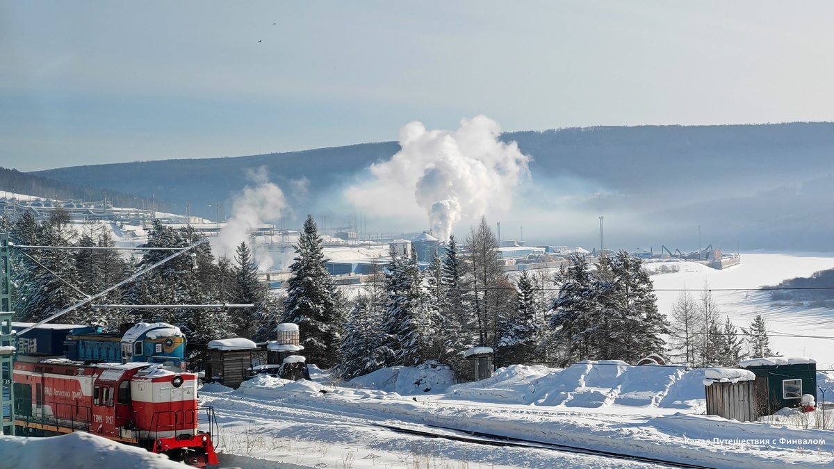 Выезжаем из Усть-Кута. Скоро заснеженная Лена скроется из виду.