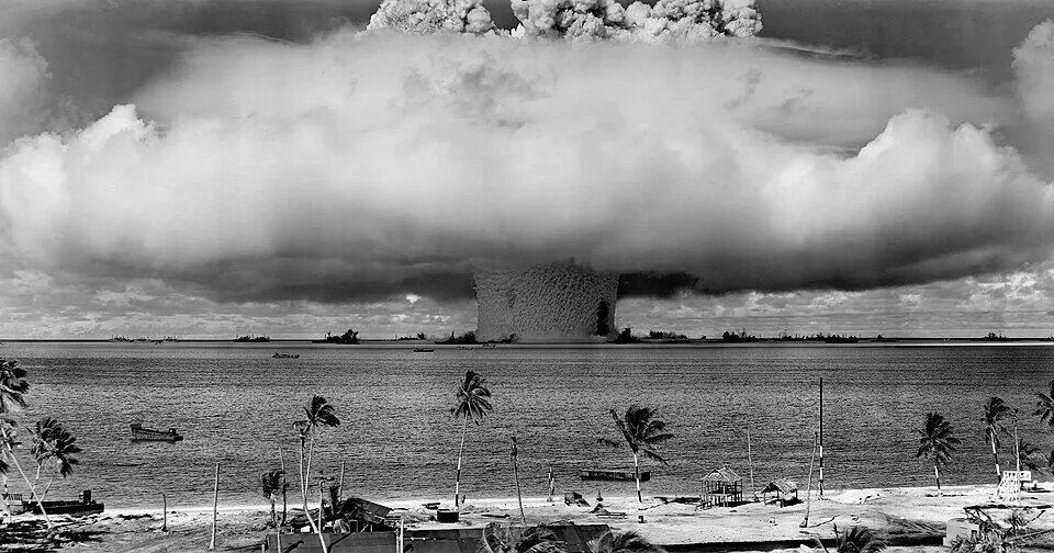 Ядерное испытание Operation Crossroads Baker на атолле Бикини, 1946 год. https://ru.wikipedia.org/wiki/%D0%9E%D0%BF%D0%B5%D1%80%D0%B0%D1%86%D0%B8%D1%8F_%C2%AB%D0%9F%D0%B5%D1%80%D0%B5%D0%BA%D1%80%D1%91%D1%81%D1%82%D0%BA%D0%B8%C2%BB