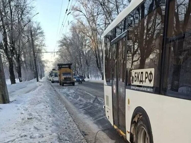     В результате инцидента повреждения получили легковушки и автобус. Фото: пресс-служба Минтранс по Новгородской области