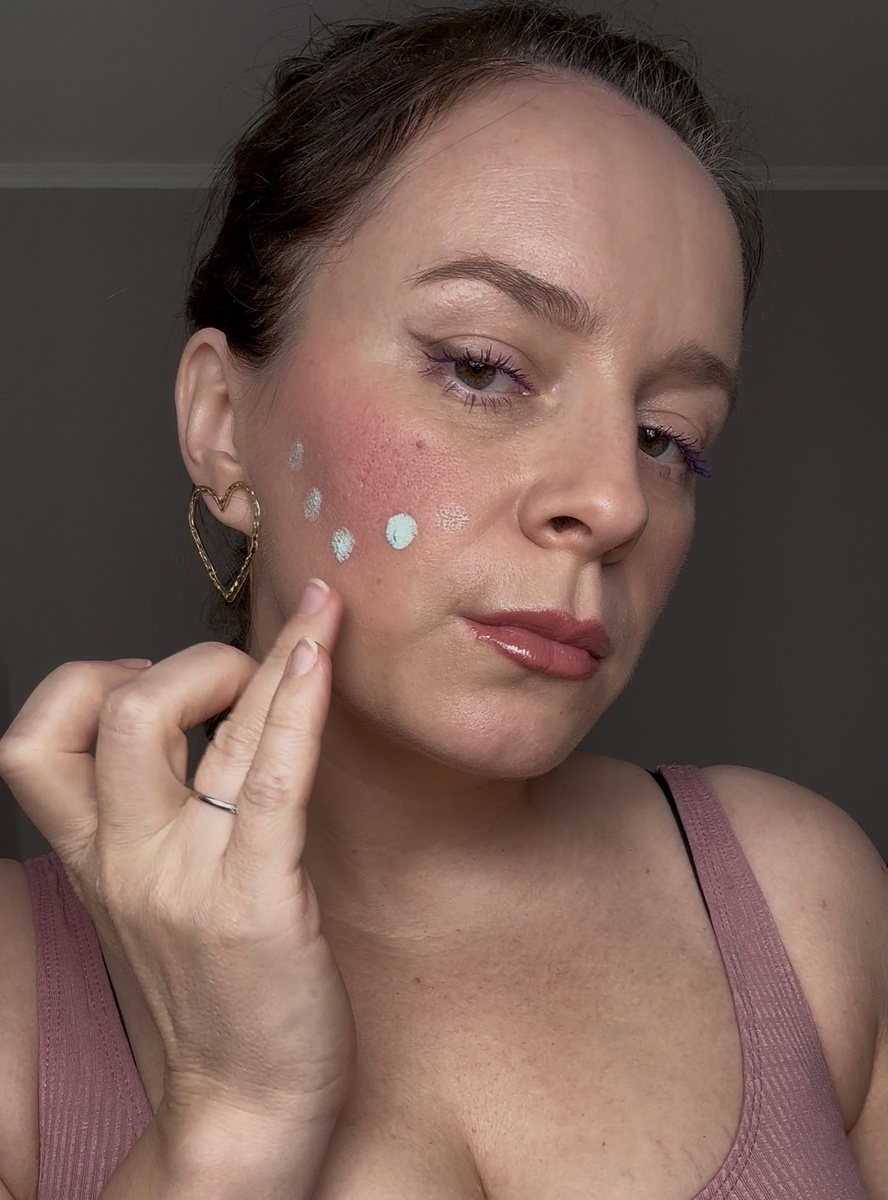 Наносим зеленый корректор