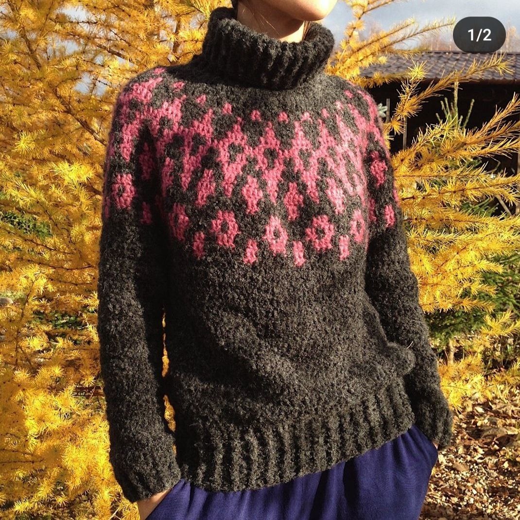 Свитер связан крючком из пряжи букле Drops