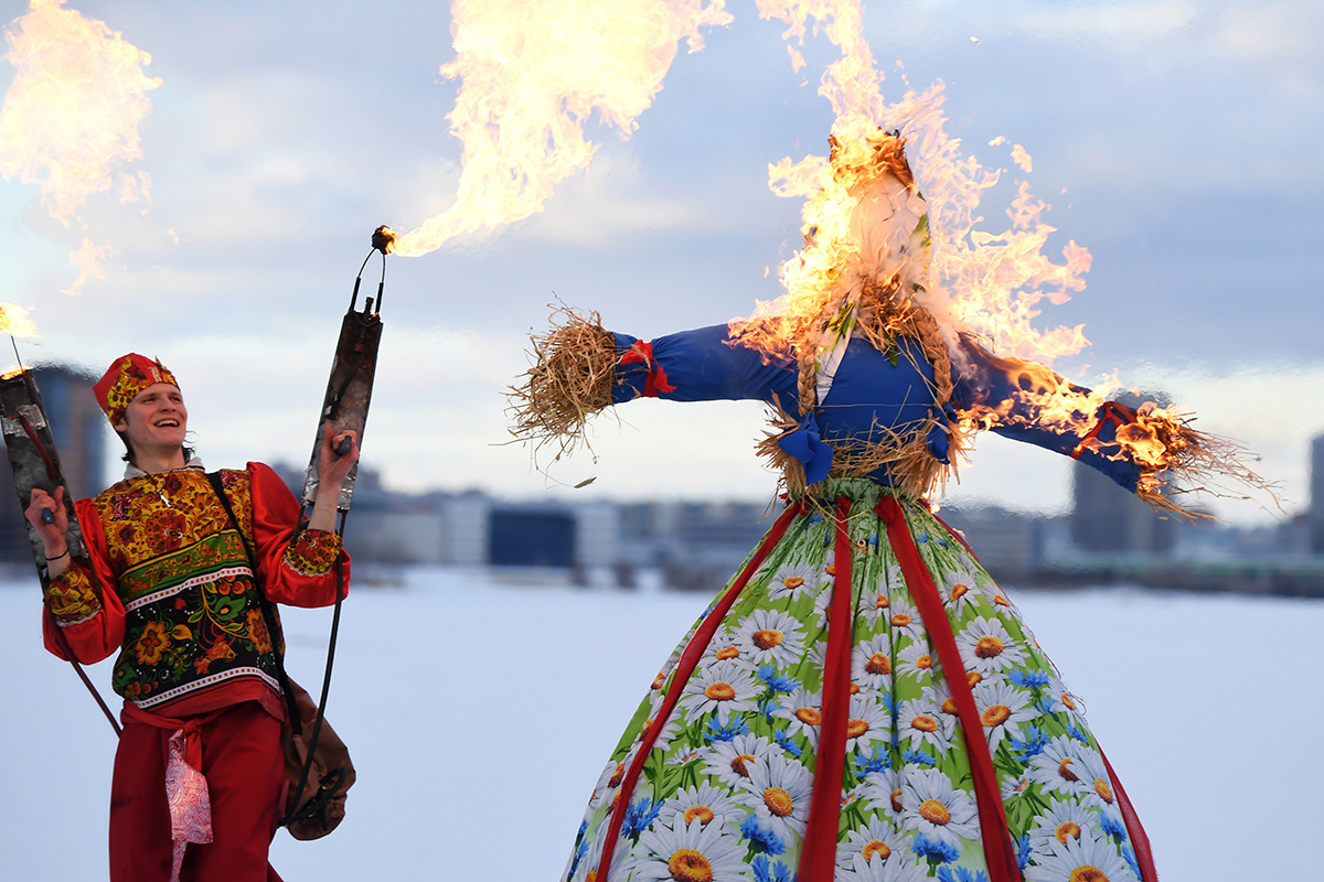 Максим Богодвид / РИА Новости📷Сжигание чучела — давняя традиция на Масленицу, которая означает символическое прощание с зимой