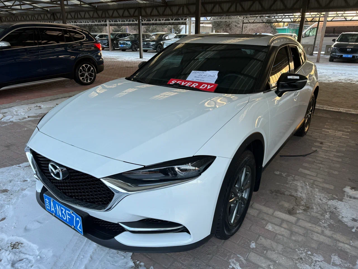 Mazda CX4 - вид спереди