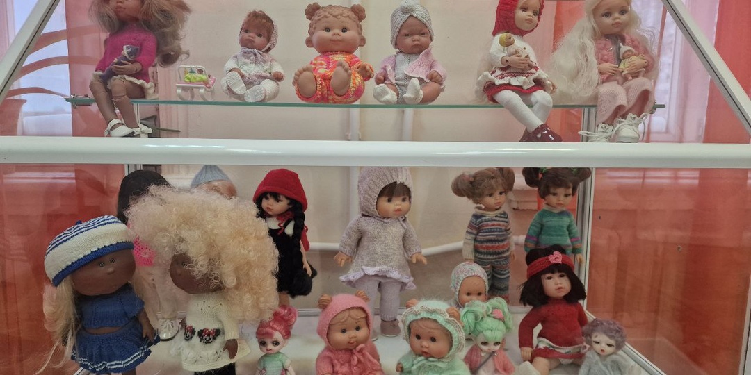 Организую выставку для своих кукол и картин