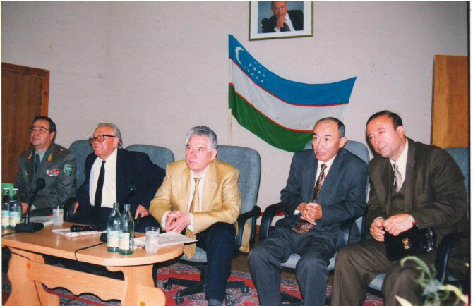    На фото руководство «Ассамблеи»: в середине - Чингиз Айтматов, президент, Абдулла Орипов, вице-президент, по краям - Адыл Якубов и Фазлиддин Хамраев, первые вице-президенты и слева Министр МЧС Генерал Баходир Косимов.