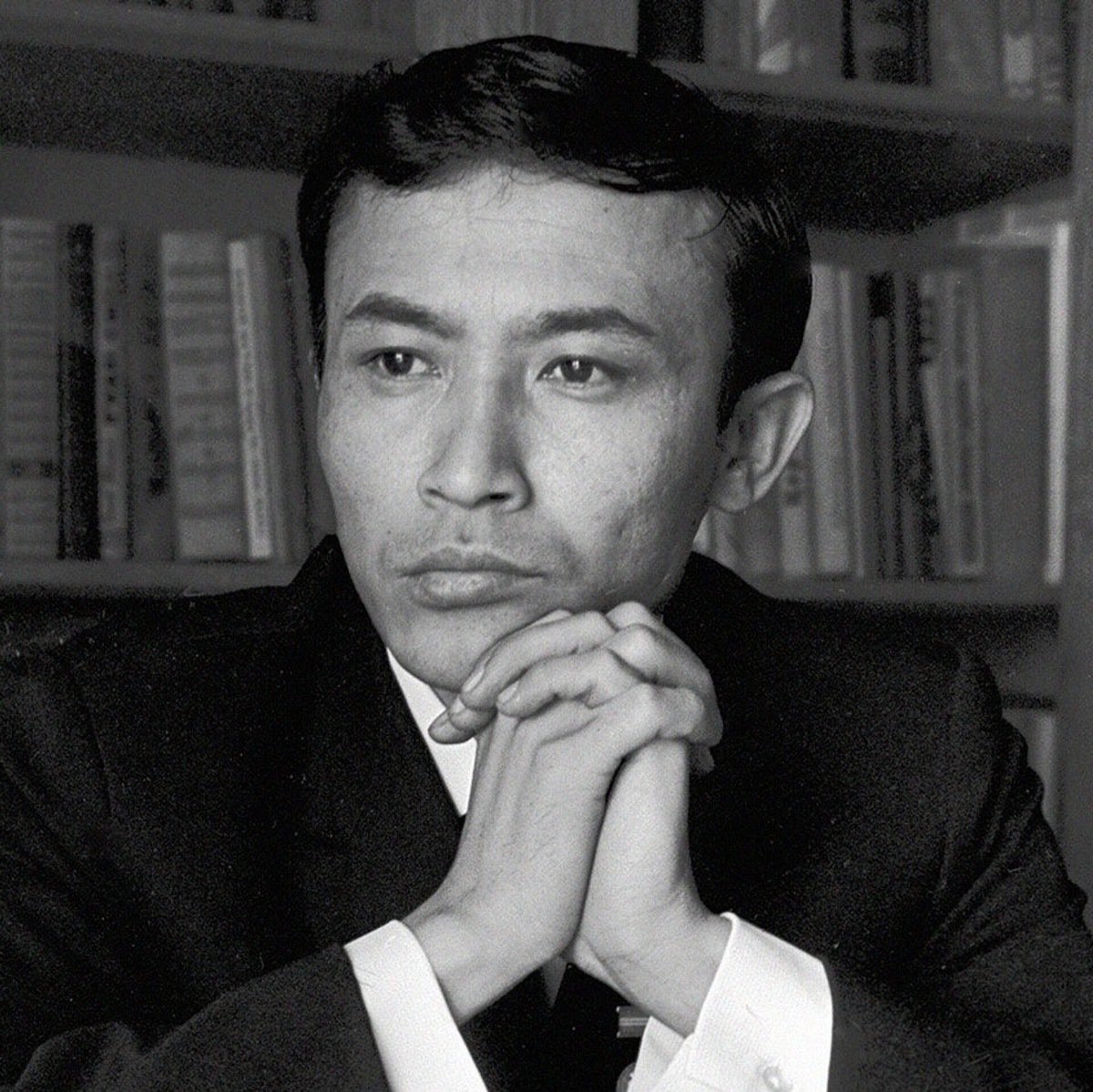    «Вода в нашем колодце была соленая, для умывания годилась, а для питья нет. Приходилось ездить за питьевой водой восемь-десять километров. Оседлав ишачка, захватив пару больших глиняных кувшинов, я трусил по степи, складывая и распевая придуманные на ходу стихотворные строчки»- Абдулла Арипов.