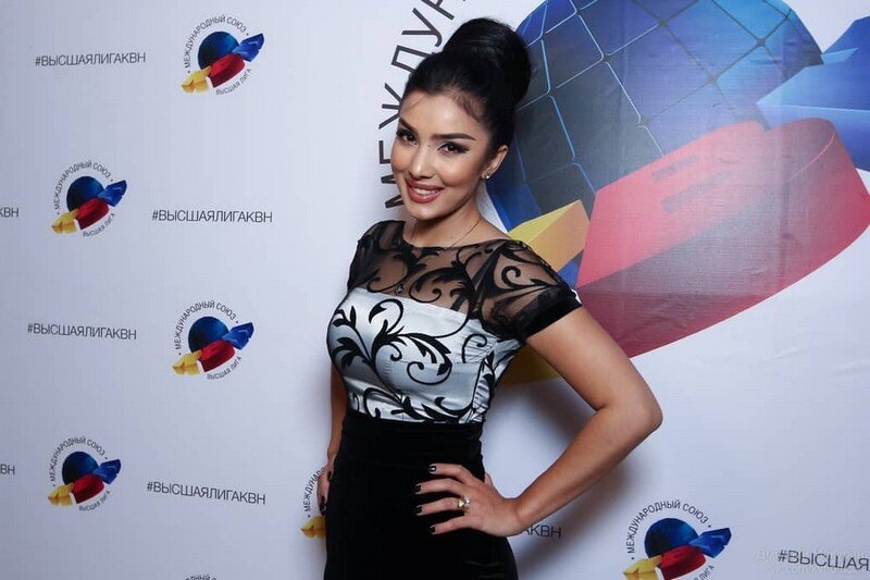   Ситора Фармонова сравнивает выступление на сцене КВН с театром, где главной задачей стоит вживую донести до публики каждый текст и эмоцию.