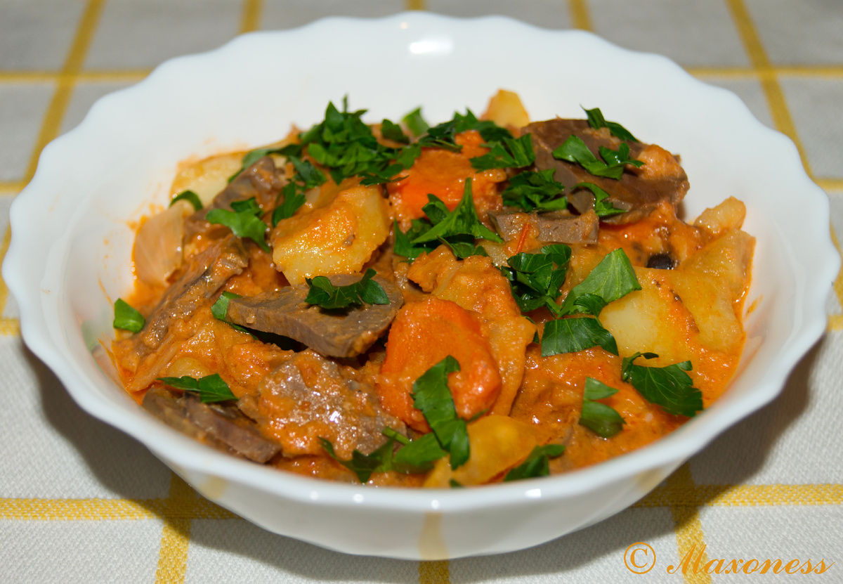 Говяжье сердце, тушенное с овощами