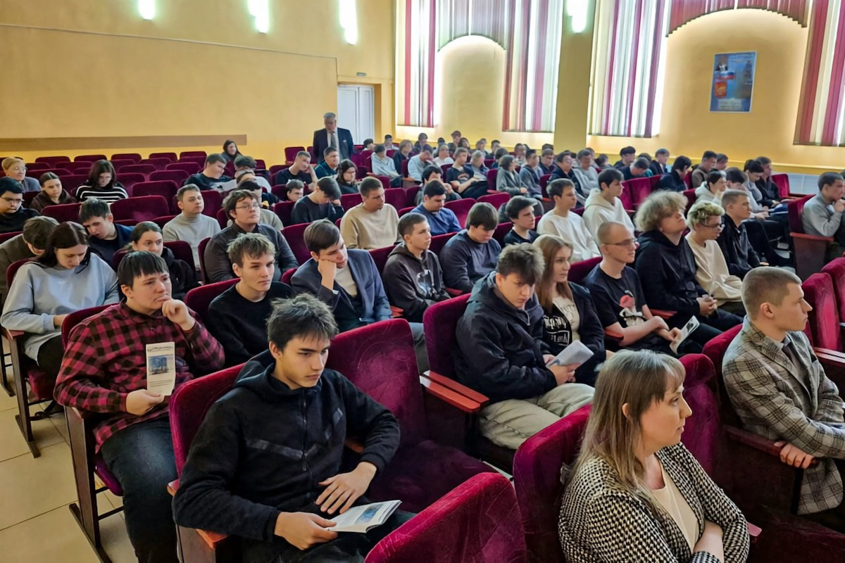    Студентам продемонстрировали корпоративный фильм, в котором рассказывается об истории компании