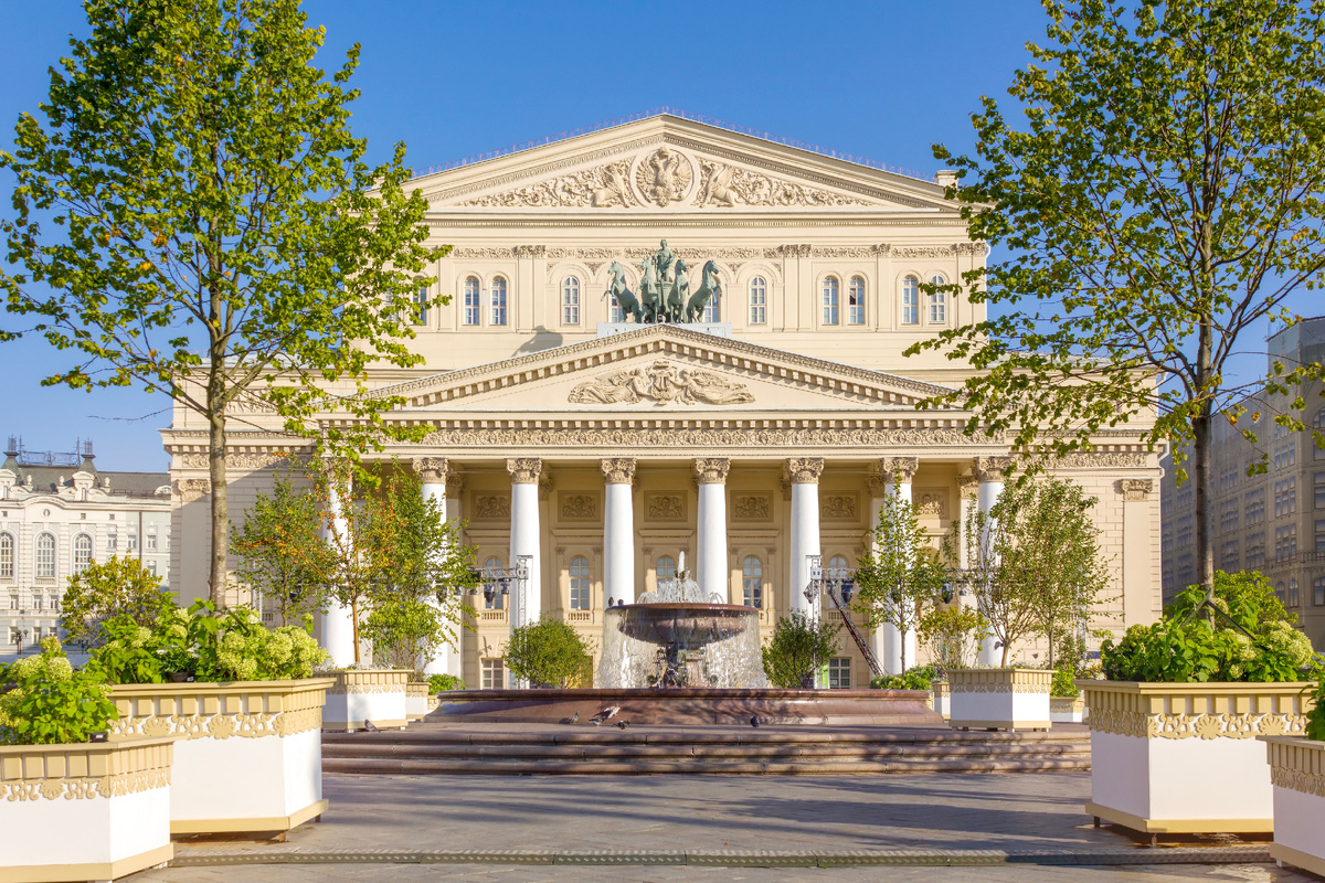 Знаменитый Большой театр в Москве демонстрирует свою потрясающую неоклассическую архитектуру под чистым голубым небом. Источник: Shutterstock