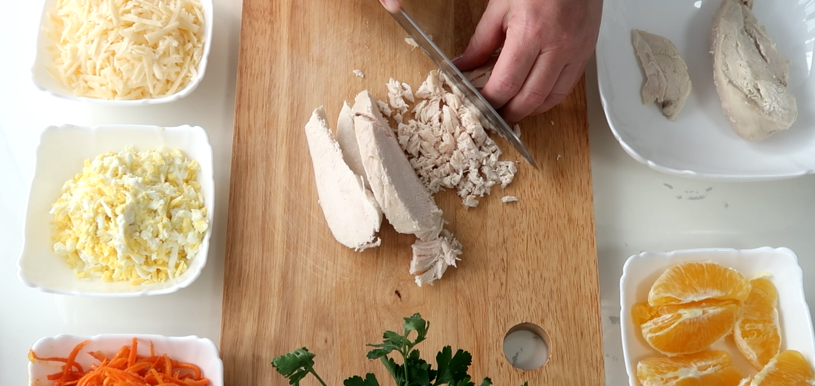 Куриное филе нарезаем небольшими кусочками