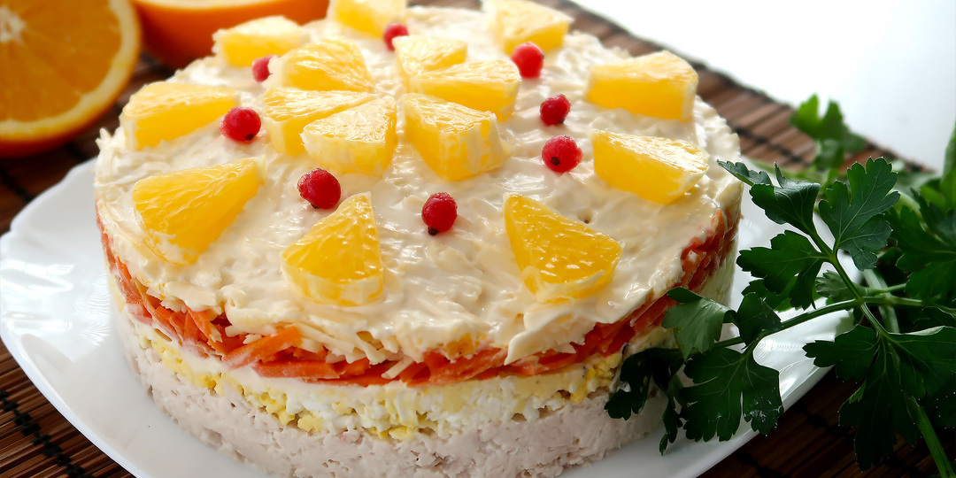 Слоеный салат с курицей, апельсином и морковкой по-корейски
