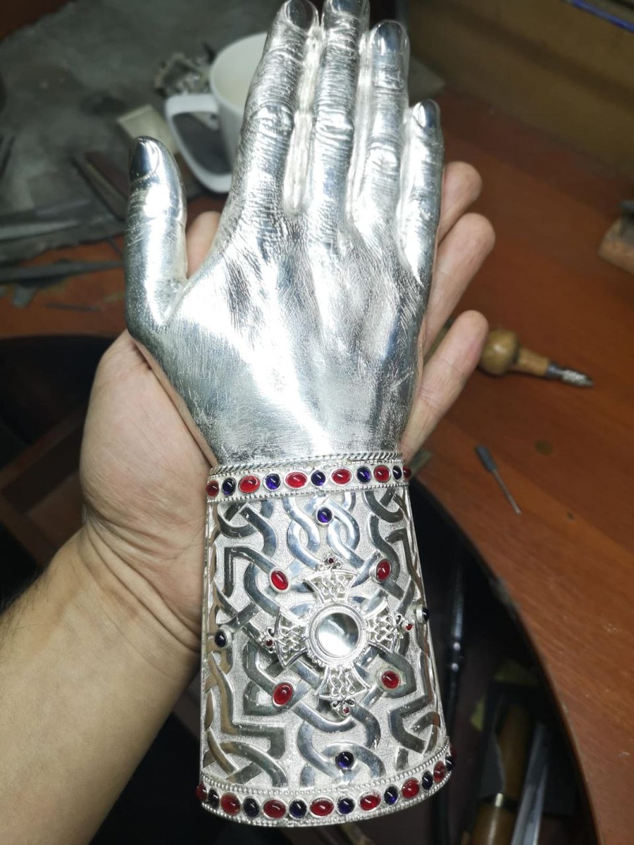 Одна из памятных работ ювелира -  мощевик в виде человеческой руки. Фото: предоставлено Александром  Савенко