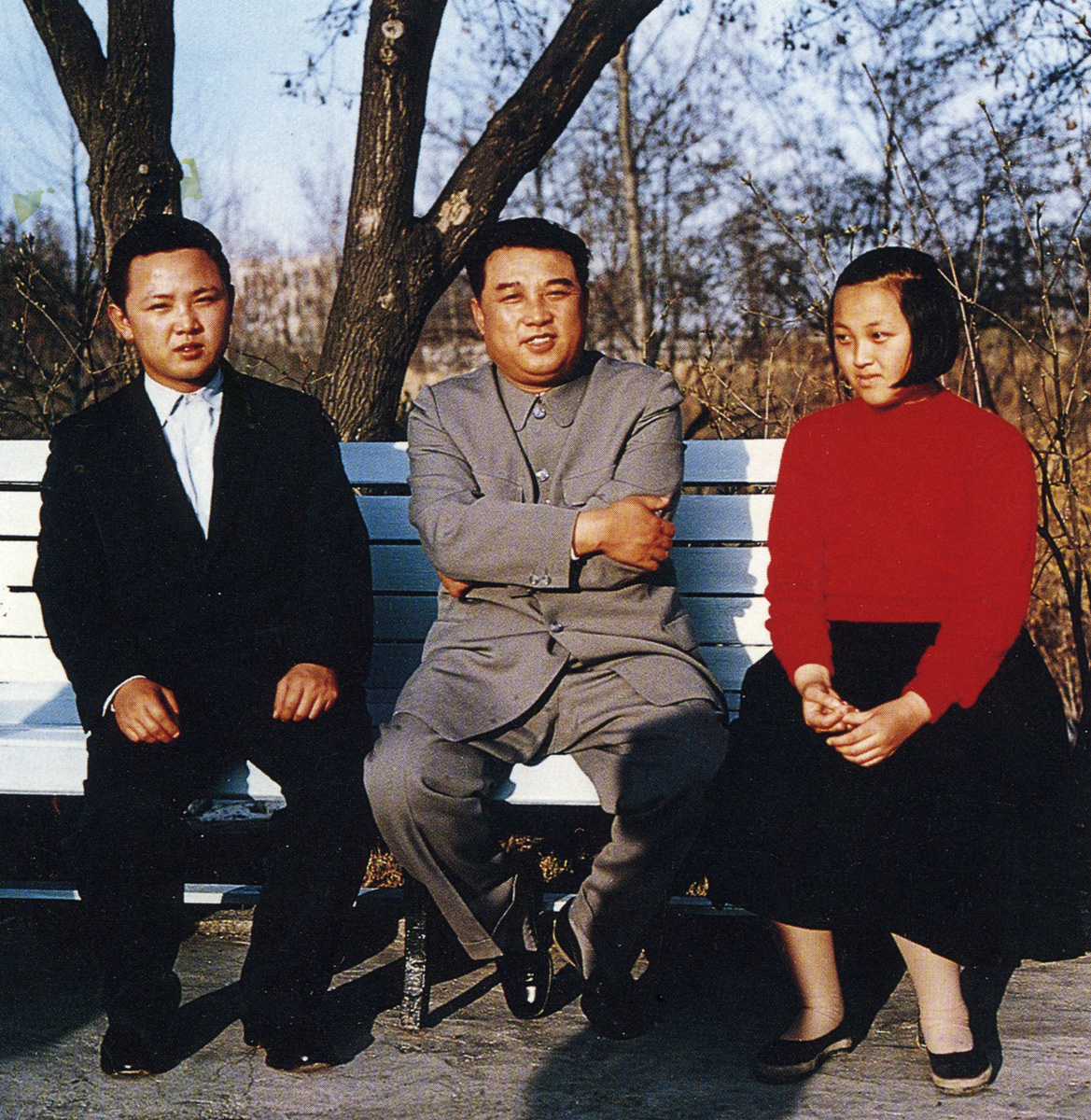 Ким Ир Сен и его дети Ким Чен Ир и Ким Гён Хи, снимок 1963 года ©KCNA/AP  📷