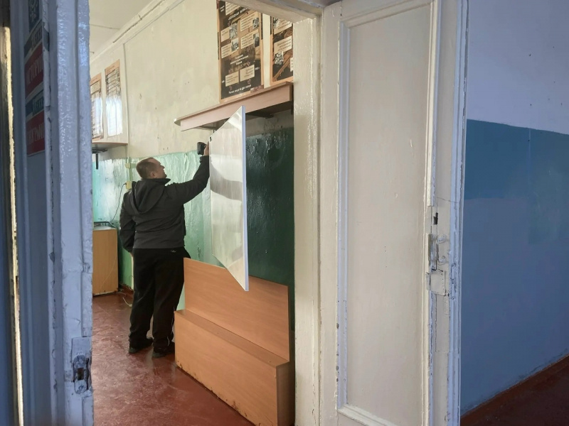    Военнослужащие вынесли мебель из школы в Кеми, где начинается капремонтадминистрация Кемского округа